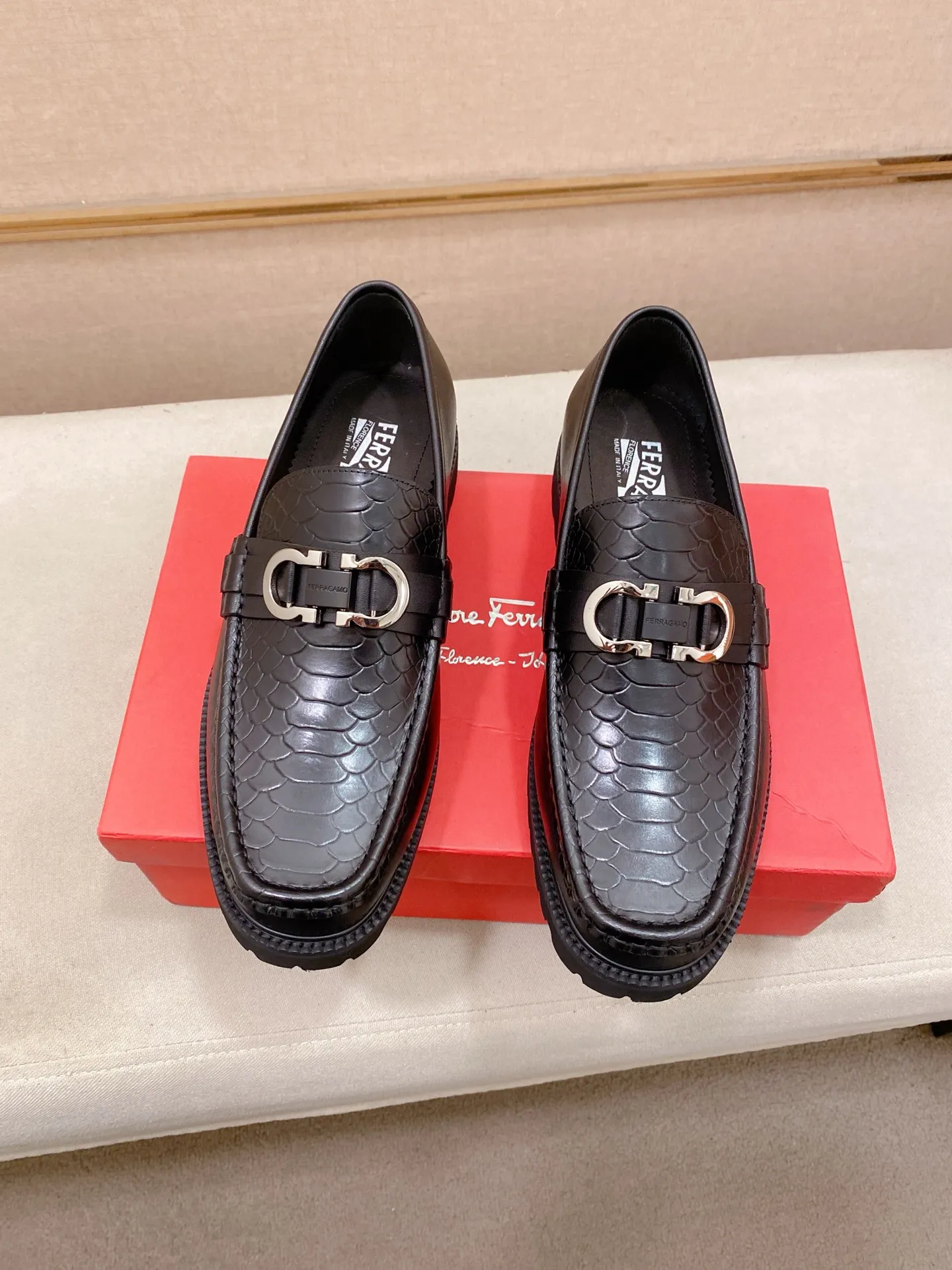 Men's shoes💰: 560💰 High version Ferragamo quality! 🆕🆕Exclusive hot-selling products in stock🔥🔥New products on the shelves, high-quality shoes, high-end driving shoes, with complete packaging! 💪 💪 Material: imported patented cowhide 🐂 + imported high-quality water-dyed cowhide lining + wear-resistant outsole 👍🏻👍🏻 Features: high-end and comfortable, purely handmade 🚀 🚀 Create the perfect shoes that suit you best 🔥 🔥 Size: (38-44) Can be customized 45 non-returnable!